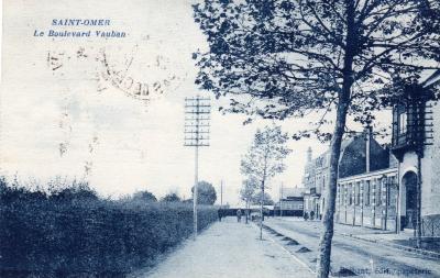 On se trouve ici au niveau du jardin public,avec en contrebas le jardin à la Française,on n'est pas loin du carrefour vers la Grand' place et l'entrée principale du jardin public.